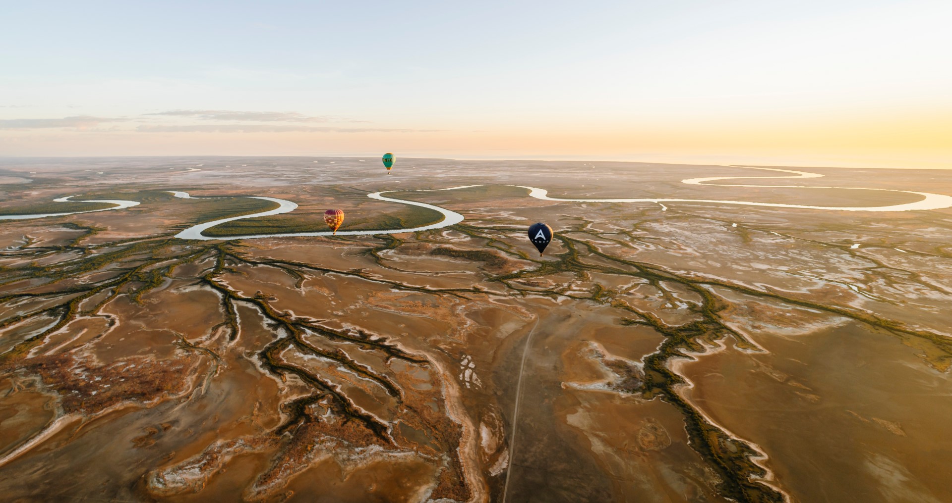 Im Heißluftballon über die größte Salzpfanne Australiens
