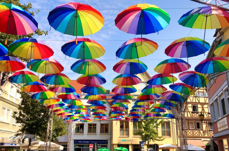Bad Mergentheim: Farbenfrohe „Umbrella-Road“  sorgt für Frühlingsgefühle und Zuversicht